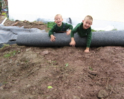 Gartenteich Schutzvlies ausrollen