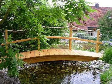 Teichbruecke am Gartenteich